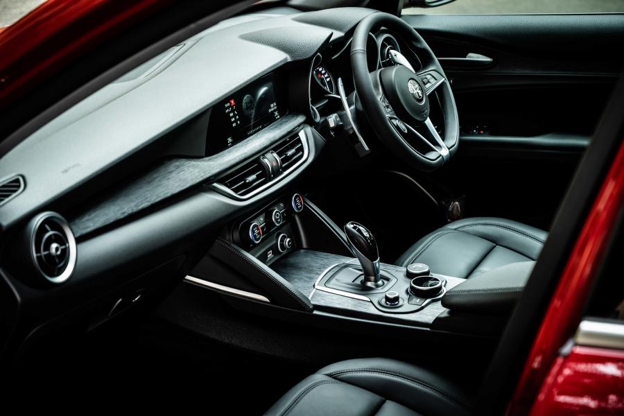Интерьер Alfa Romeo Stelvio (949) 2018 года  (JP) (фото 16 из 32)